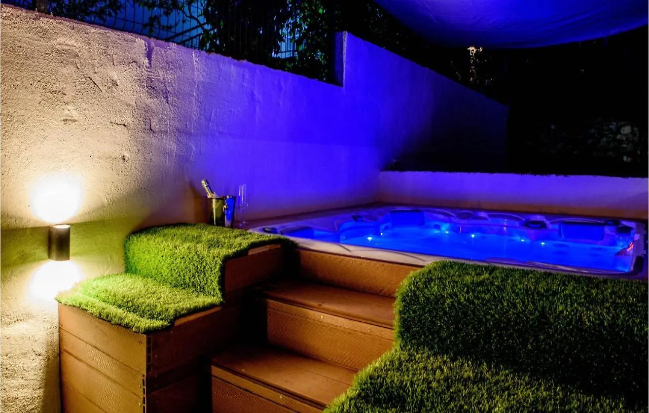 Stunning Home In Okrug Gornji With Jacuzzi, Wifi And 2 Bedrooms Trogir