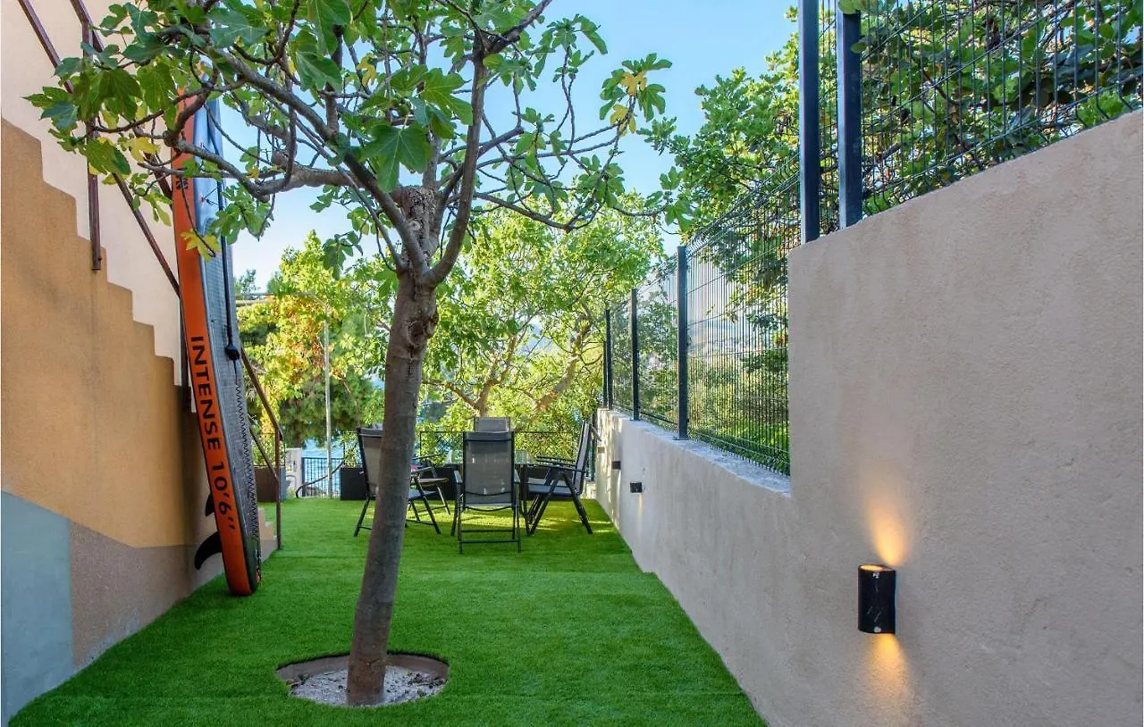 Stunning Home In Okrug Gornji With Jacuzzi, Wifi And 2 Bedrooms Trogir
