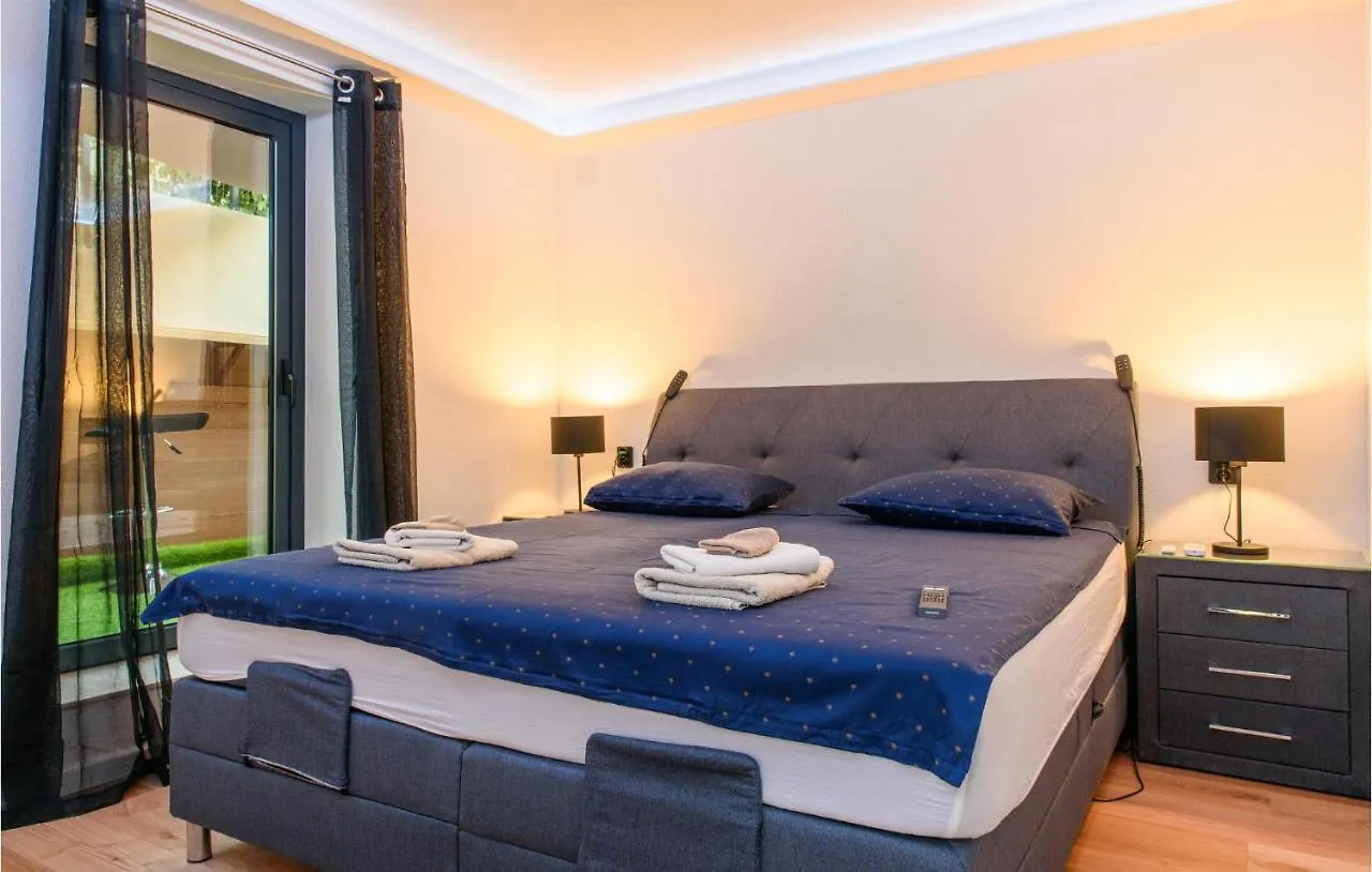 Casa de Férias Stunning Home In Okrug Gornji With Jacuzzi, Wifi And 2 Bedrooms Trogir