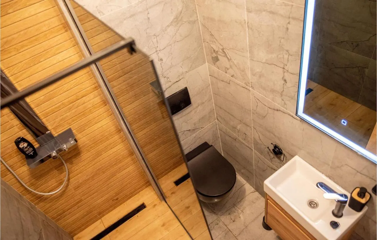 Stunning Home In Okrug Gornji With Jacuzzi, Wifi And 2 Bedrooms Trogir Casa de Férias