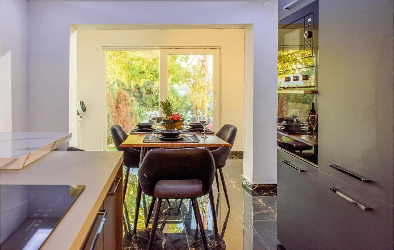 Stunning Home In Okrug Gornji With Jacuzzi, Wifi And 2 Bedrooms Trogir 0*,