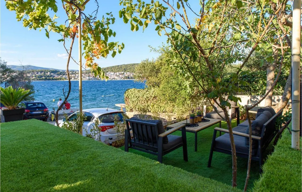 Stunning Home In Okrug Gornji With Jacuzzi, Wifi And 2 Bedrooms Trogir