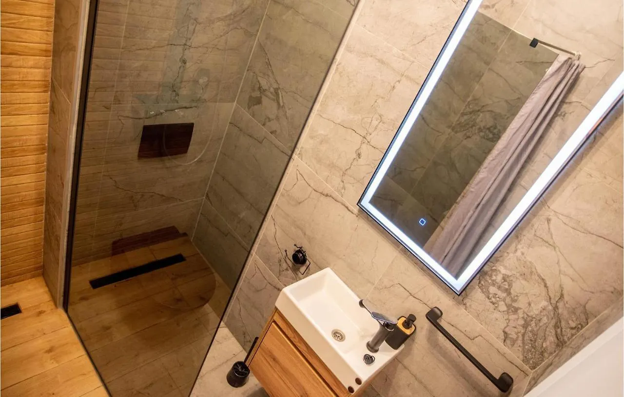 Stunning Home In Okrug Gornji With Jacuzzi, Wifi And 2 Bedrooms 特罗吉尔 度假居