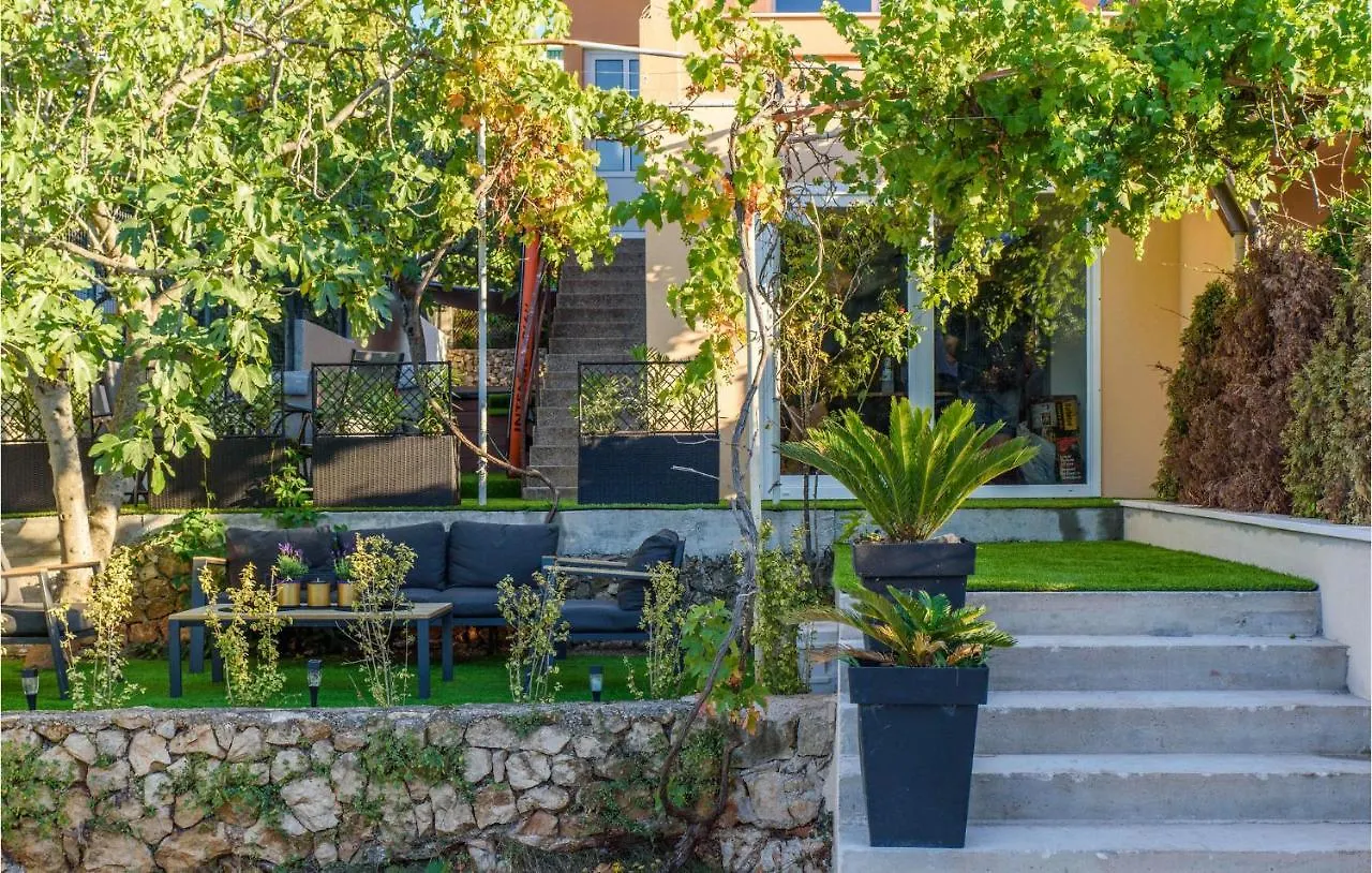 Stunning Home In Okrug Gornji With Jacuzzi, Wifi And 2 Bedrooms 特罗吉尔 度假居